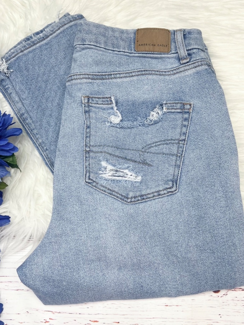 |•AMERICAN EAGLE•| Curvy Mom Jeans Distressed High Rise Light Wash Size 8 - Picture 2 of 9